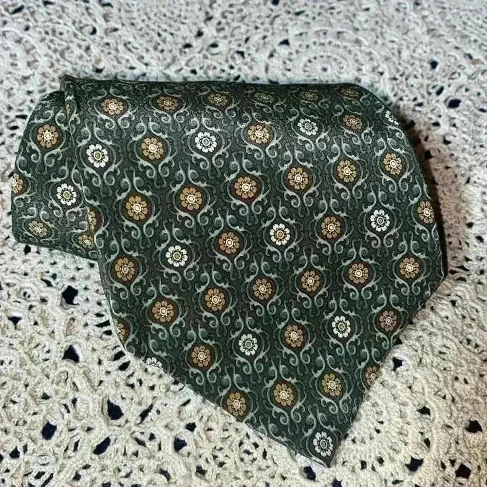 Gap 100% silk tie